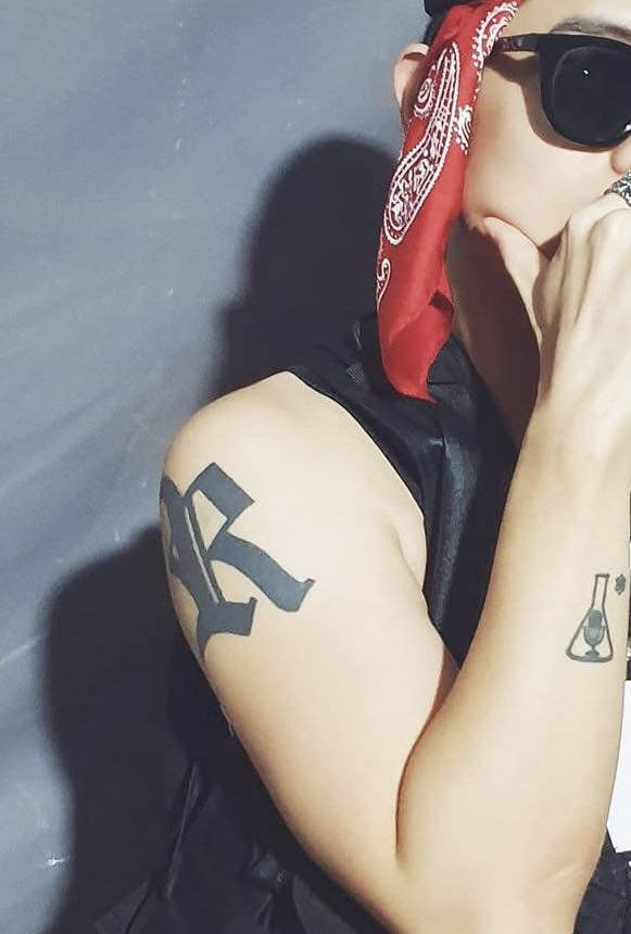 Hình xăm chữ R Rabit Run Dalab tại Electric Tattoo