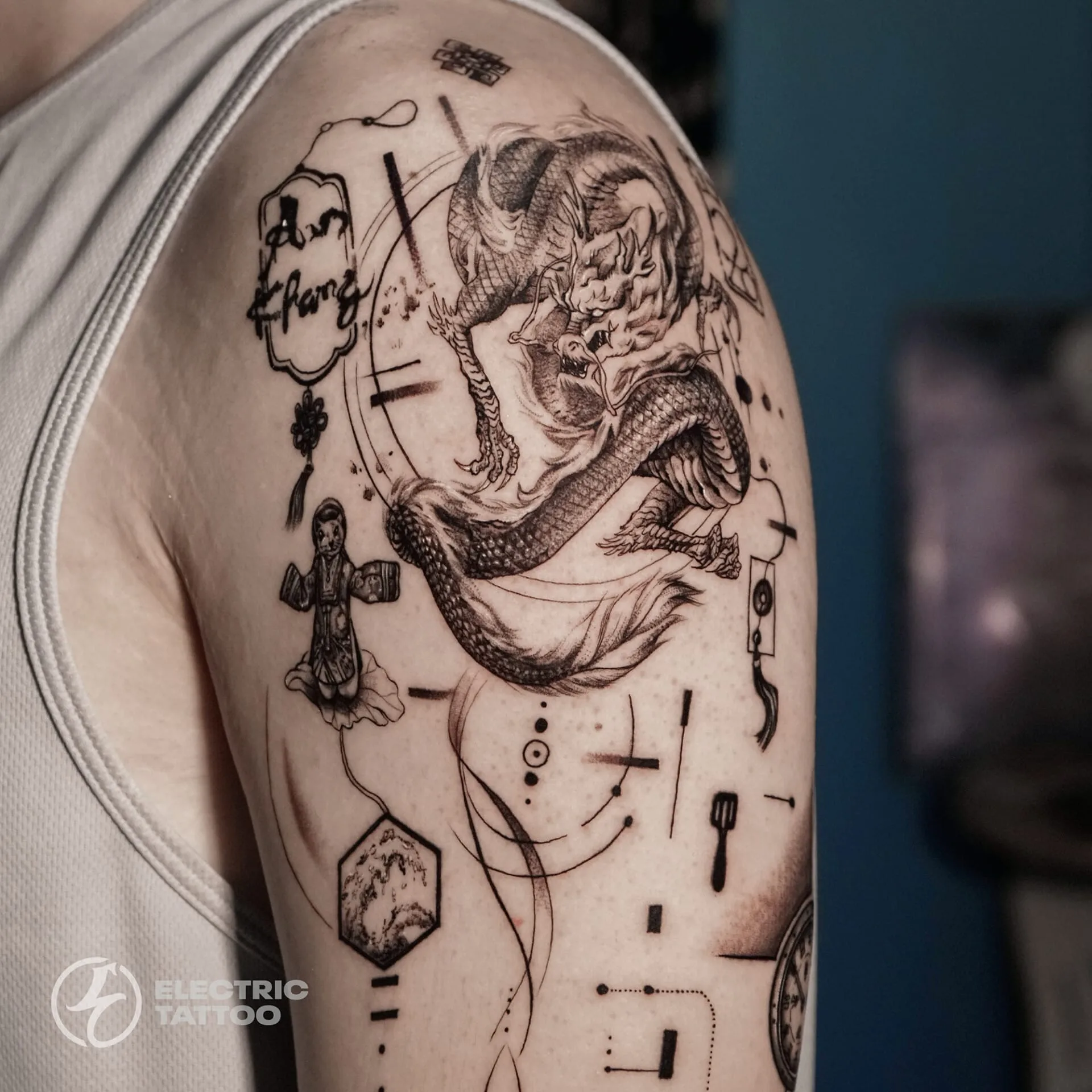 Giá hình xăm graphic bắp tay - Electric Tattoo