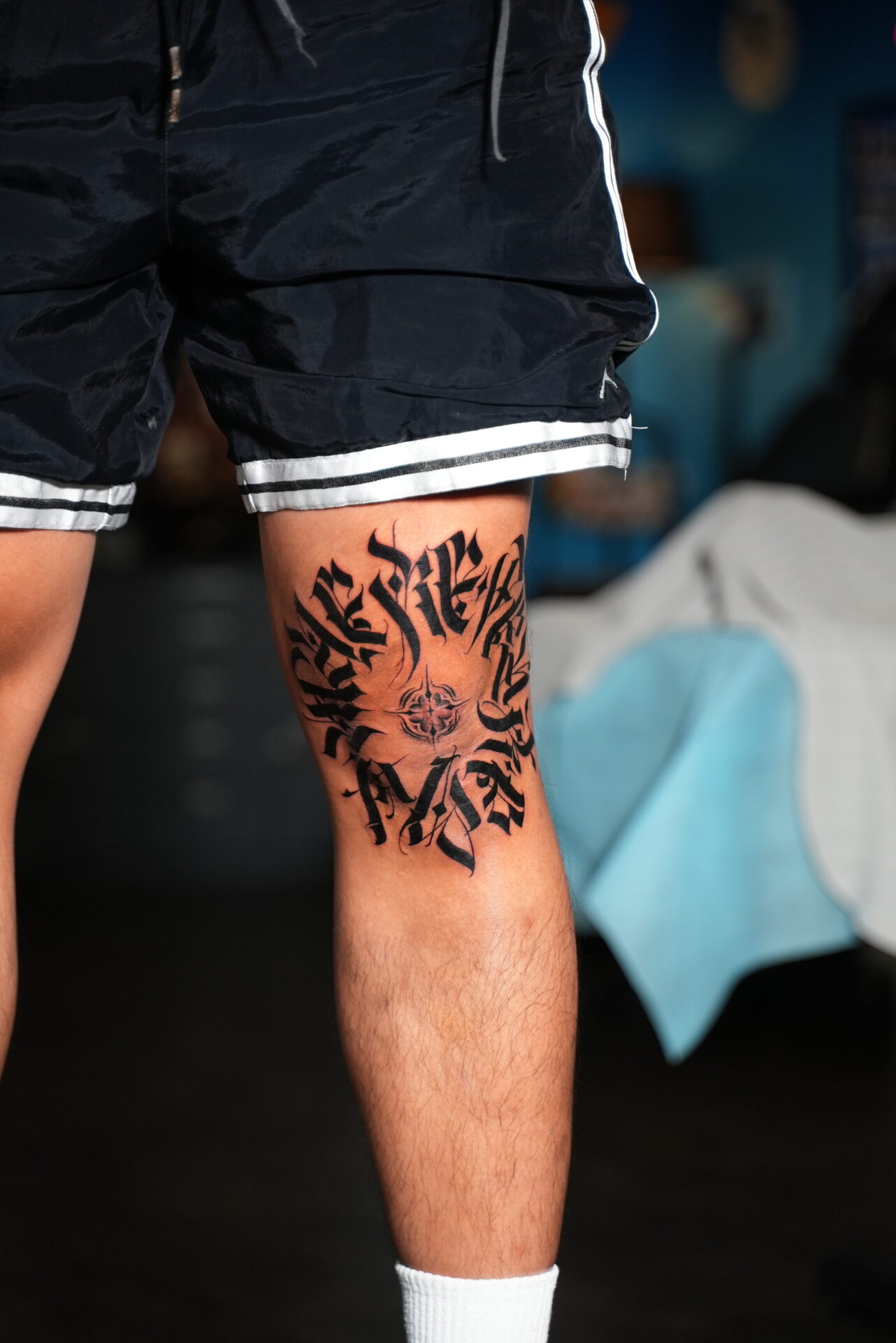 24K right hình xăm lettering đầu gối