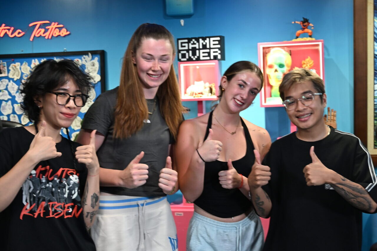 Khách tây vui vẻ với cách tính giá của Electric Tattoo