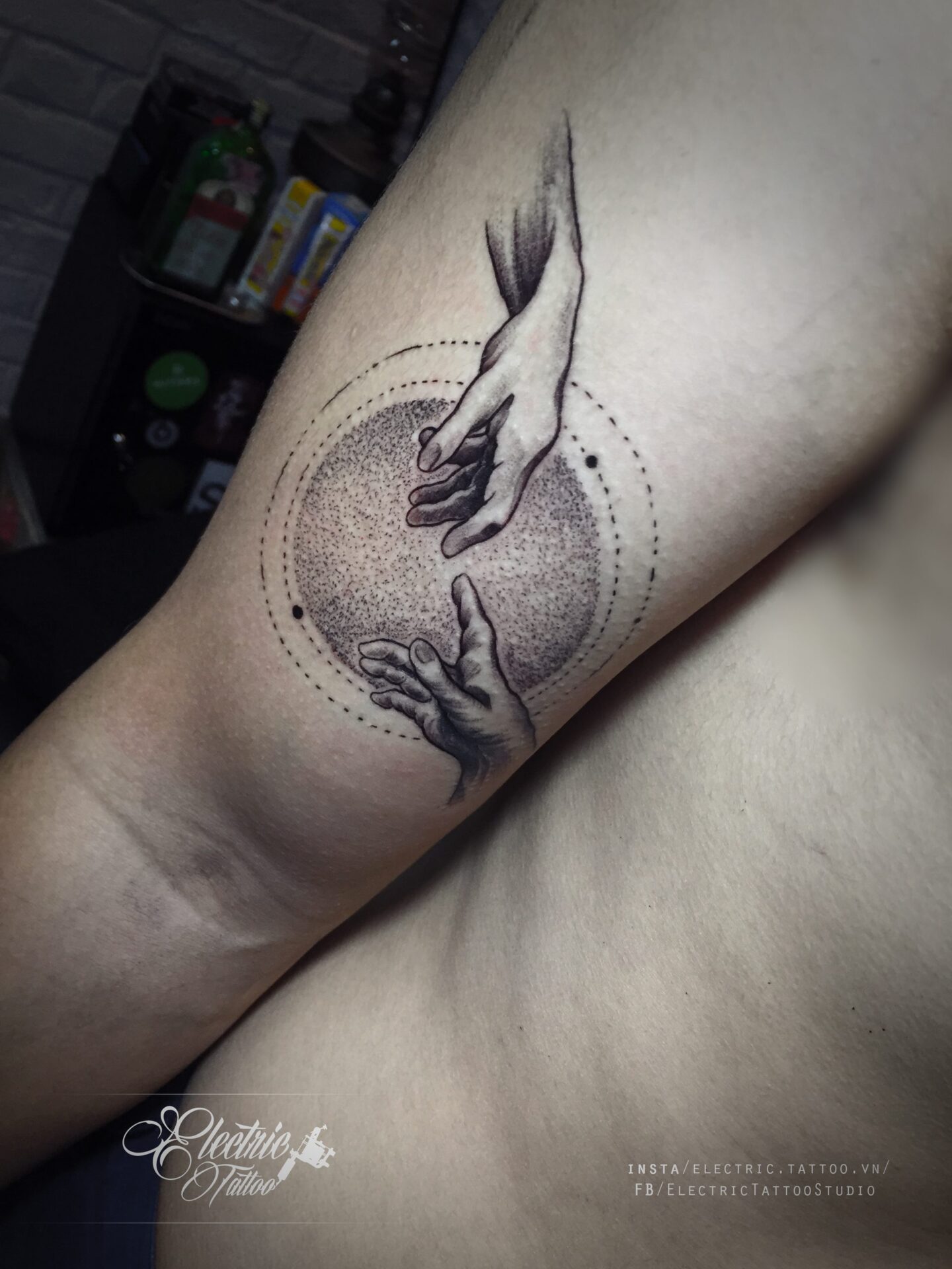 Hình xăm của Vũ. Electric Tattoo