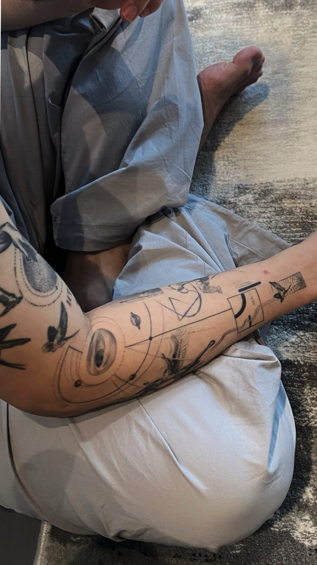 Hình xăm Graphic ca sĩ Vũ. tại Electric Tattoo