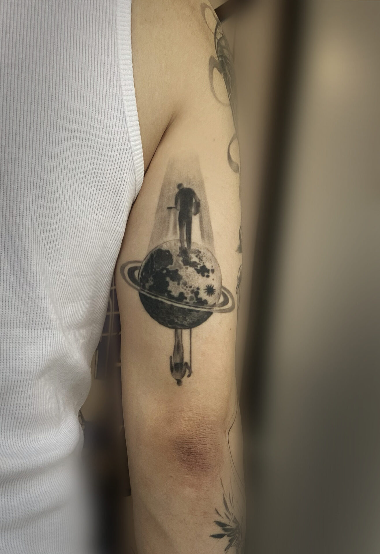 Hình xăm quả địa cầu của Vũ. Electric Tattoo