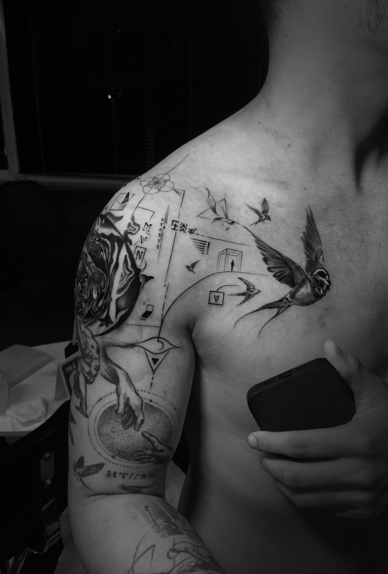 Hình xăm Graphic ca sĩ Vũ. tại Electric Tattoo
